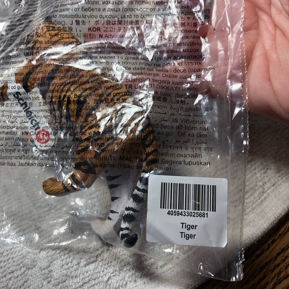 FINAL SALE- LEAVING CLOSET- NO FURTHER DISCOUNTS - Picture 5 of 5